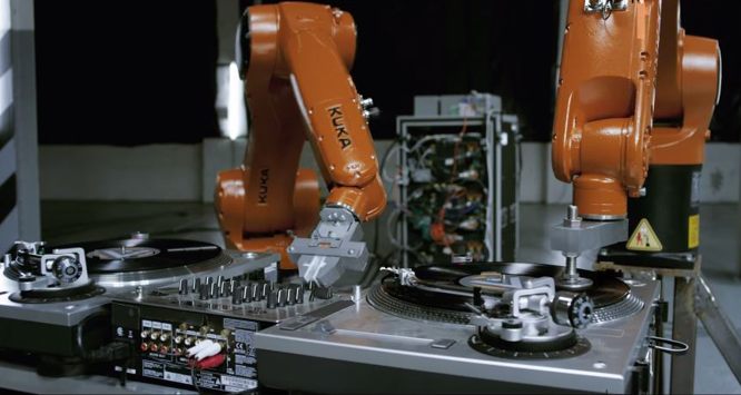 Automatica | Eine Band aus Industrie-Robotern