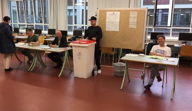 In Hamburg-Altona waren Fettes Brot als Wahlhelfer am Start